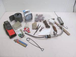 lot 231 image: Flood light, rubber baseboard, faucet, etc