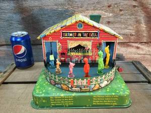 lot 18 image: Marx 1953 Farm in the Dell Musical Tin Toy - Works