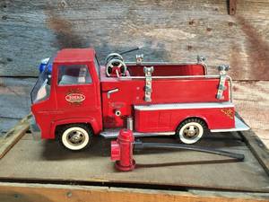 lot 19 image: Classic Vintage Tonka Firetruck with Hydrant