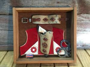 lot 23 image: Vintage Childs Hubley Texan Jr Cap Gun, Holster Mounted Shadow Box Display Set