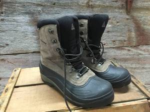 lot 33 image: Pair Columbia Mens 9.5 Boots