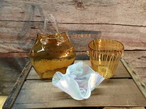 lot 56 image: 3 Pcs Art Glass