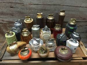 lot 71 image: 20 Vintage TableDesk Lighters