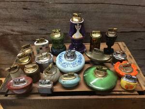 lot 75 image: 20 Vintage TableDesk Lighters