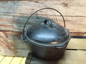 lot 77 image: Vintage WagnerWare Sidney-O- Cast Iron PotDutch Oven
