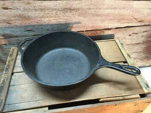 lot 78 image: Vintage Lodge 8CF Deep Skillet