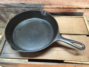 lot 80 image: Vintage WagnerWare Cast Iron Skillet Frying Pan #8 Sidney-O-