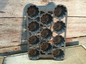 lot 81 image: Vintage WagnerWare Cast Iron Pinwheel Muffin Pan