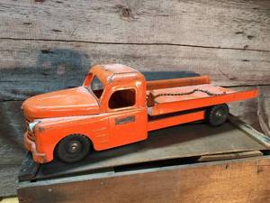 lot 86 image: Vintage STructo Toys Pressed Steel Flatbed Truck