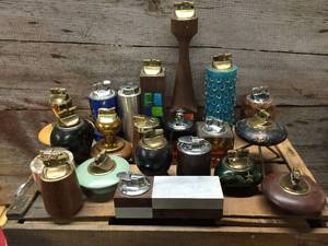 lot 114 image: 20 Nifty Vintage MidCentury TableDesk Lighters