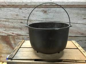 lot 123 image: Cast Iron Wagner #9 Footed Pot 11 Diameter