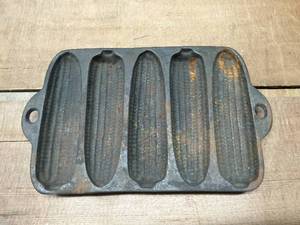 lot 124 image: Vintage Cast Iron Cornbread Pan