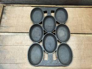 lot 125 image: Antique Cast Iron Gem #5 Pan - Cornbread, Muffins