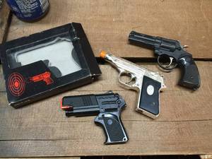 lot 139 image: 3 Vintage Pistol-Revolver-Gun Lighters