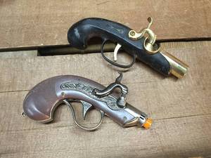 lot 141 image: 2 Vintage Dualing Pistol Gun Lighters