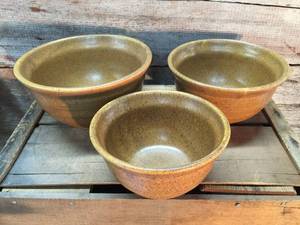 lot 145 image: Vintage Monmouth Maple Leaf Pottery 3pc Nesting Bowl Set