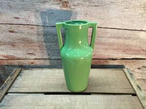 lot 146 image: 1930s Red Wing Art Deco Double Handle 9 Vase
