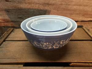 lot 148 image: 3pc Vintage Pyrex Blue White Nesting Bowls
