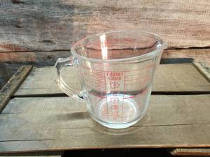 lot 147 image: Vintage Pyrex D Handle 1qt Measuring Cup