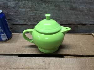 lot 152 image: Fiesta Retired Chartreuse 2 Cup Tea Pot - Nice