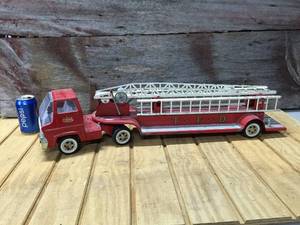 lot 175 image: Vintage Tonka Hook & Ladder Fire Truck with Ladders and Working Extension