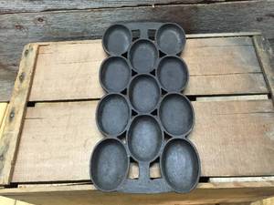 lot 190 image: Antique Cast Iron Gem-Oval Muffin #8 Pan