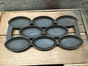 lot 191 image: Antique Cast Iron Gem-Oval Muffin #4 Pan