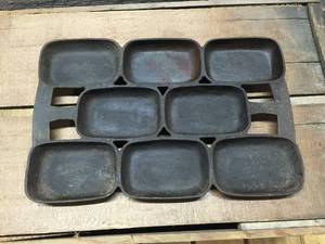 lot 193 image: Vintage Cast Iron Cornbread Pan #7