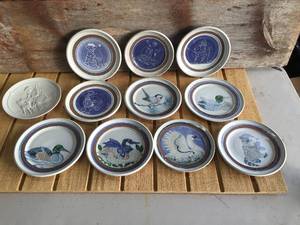 lot 201 image: Vintage Hamilton Limited Edition Christmas Plates