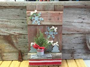lot 205 image: Hand Crafted Winter Christmas Seasonal Decor