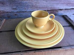 lot 207 image: Fiesta Yellow 5 pc Place Setting