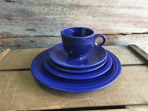 lot 210 image: Vintage Fiesta Cobalt Blue 5pc Place Setting