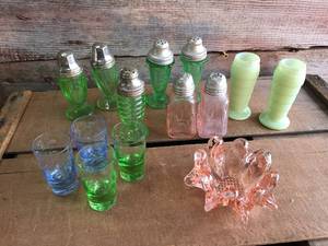 lot 215 image: Depression Glass Salt and Pepper Shakers