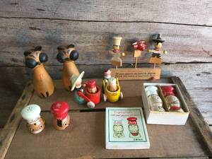 lot 219 image: Vintae Wooden Kitchenwares, Shakers