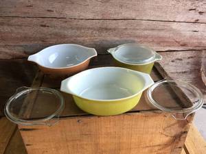 lot 221 image: 3 Vintage Pyrex Bowls and Misc Lids