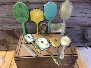 lot 245 image: Antique Vintage Vanity Set, Mirrors, Brush, Pictures