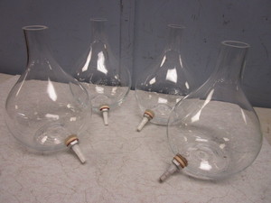 GLASS BALLOONS, EQUIPPED WITH LIQUIDBEVERAGE DISPENSERS
