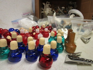 ASSRTD. GLASS-TOP CORK BOTTLE STOPPERS, OTHER POURING SUPPLIES, INCLUDING CLAMPS, SPOONS