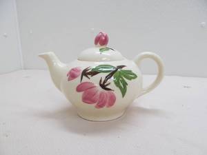 Porcelain musical teapot