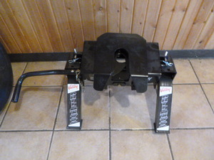 lot 6 image: Valley Pull Maxx 5th Wheel Hitch