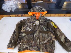 lot 100 image: New Mossy Oak Yukon Reversible Hunting Jacket with Hood