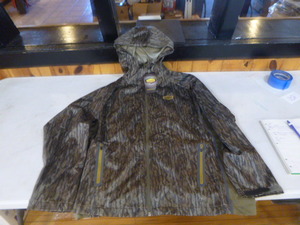 lot 102 image: New Mossy Oak Yukon Light Weight Rain Jacket with Hood