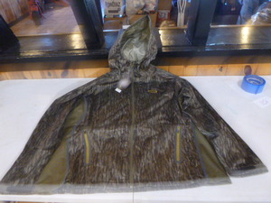lot 104 image: New Mossy Oak Yukon Light Weight Rain Jacket with Hood