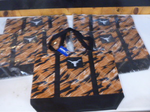 lot 138 image: 5 Forever Collectibles Tote Bags