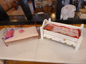 lot 165 image: 2 Doll Beds