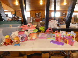 lot 172 image: Lot of Toy Houses