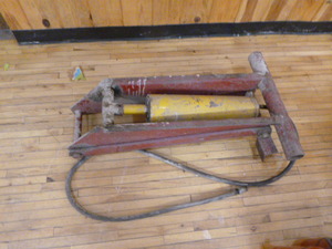 lot 184 image: Wagon Hoist