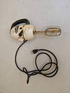 lot 111 image: Vintage Dormeyer 3000-A Electric Hand Mixer