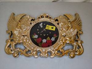 lot 118 image: Flashy Winged Lion Wall Clock