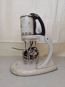 lot 135 image: Vintage General Electric Triple Beater Stand Mixer
